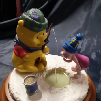 Disney Statuetta Pooh E Pimpi Pescatori